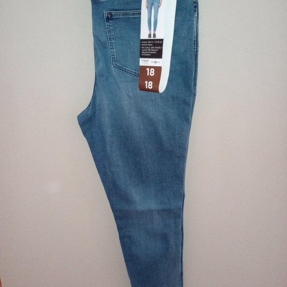 Kirkland Women's Plus Size 18 High Rise Light Blue Skinny Jeans NWT - Picture 1 of 4